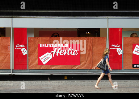 Berlin Hertie in Berlin Mitte sarà chiuso EU DE DEU RFT Germania capitale Berlino La Hertie catena di vendita al dettaglio Foto Stock