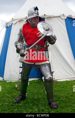 Xv secolo in costume storico armati figura. Un cavaliere indossa mail a catena con la spada a Preston Riverside Festival, Lancashire, Regno Unito. Foto Stock