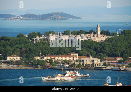 ISTANBUL, Turchia. Una vista sopra il Golden Horn per il Palazzo di Topkapi, Gulhane Park, il Mare di Marmara & Isole dei Principi. 2009 Foto Stock