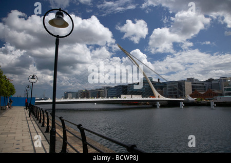 Dublin Docklands fiume Liffey e nuovo Samuel Beckett bridge Dublino Repubblica di Irlanda Foto Stock