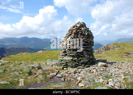 Vertice di grandi cairn sul cadde alta Spy, Lake District, Cumbria, Inghilterra Foto Stock