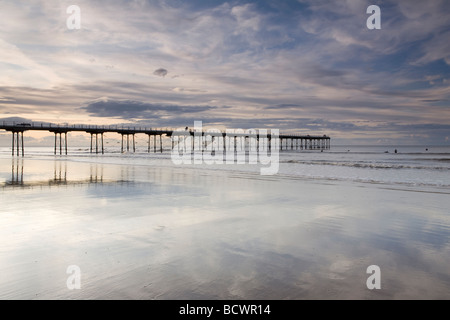 La spiaggia e il molo Saltburn dal mare in Cleveland Foto Stock