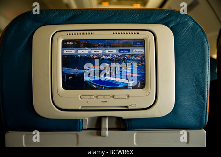 Personal video monitor sul retro della classe coach sede della Delta Airlines piano. ©Myrleen Pearson Foto Stock