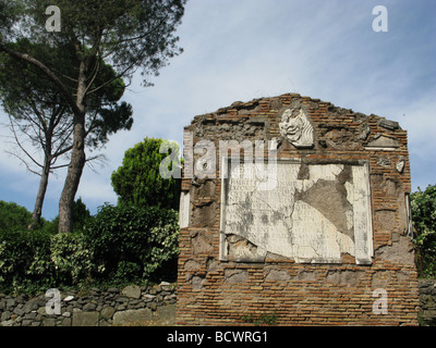 Iscrizione in latino sulla tomba romana sulla via appia antica di roma italia Foto Stock