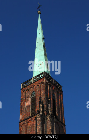 Torre Santa Croce gotica chiesa contro il cielo blu di Wroclaw Bassa Slesia Polonia Foto Stock