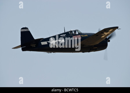 Un Grumman F6F Hellcat vola ad un air show. Foto Stock