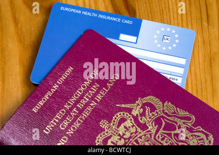 Passaporto britannico e la tessera europea di assicurazione malattia Foto Stock