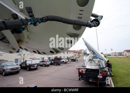 Un mobile radar doppler carrello parcheggiato al di fuori di un hotel a Salina Kansas il 3 giugno 2009 Foto Stock