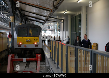 In treno in parte anteriore del buffer come pendolari arrivano su enterprise service dall'Irlanda del Nord in treno Connolly Station Dublin Foto Stock