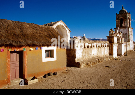 Chiesa campanile e abitazioni adiacenti. Sajama Parco Nazionale, Bolivia, Sud America Foto Stock