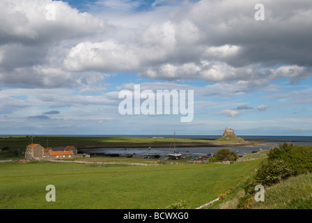 Lindisfarne, Castle, Holy Island, Northumberland, Regno Unito, maggio, vista dall'alto del Priorato di Lindisfarne Foto Stock