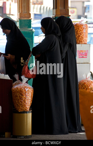 Donne locali shopping nei souk delle spezie Deira Dubai Foto Stock