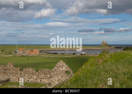Lindisfarne, Castle, Holy Island, Northumberland, Regno Unito, maggio, vista dall'alto del Priorato di Lindisfarne Foto Stock