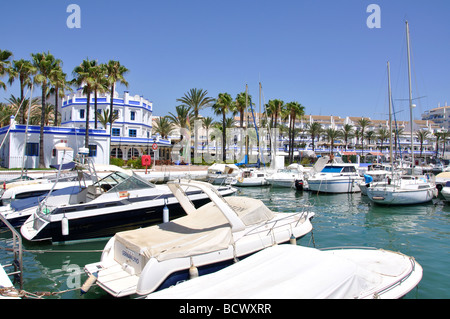 Vista della Marina, Estepona Costa del Sol, provincia di Malaga, Andalusia, Spagna Foto Stock