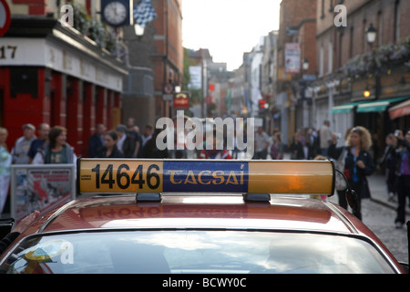 Taxi con ortografia irlandese tacsai per scheda di noleggio in attesa per una tariffa in area di Temple Bar a Dublino città Foto Stock