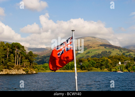 Bandiera sul sistema di cottura a vapore nel distretto dei laghi del Regno Unito, Ambleside, Lago di Windermere Foto Stock