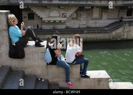 Gli studenti rilassante vicino a Notre Dame, Paris Francia Foto Stock