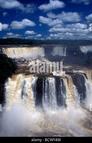 Cascate lungo il confine Brazil-Argentina visto dal lato Brasiliano a Iguassu Falls in Iguassu Falls National Park a Iguassu in Brasile America del Sud Foto Stock