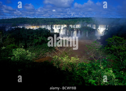 Cascate lungo il confine Brazil-Argentina visto dal lato Brasiliano a Iguassu Falls in Iguassu Falls National Park a Iguassu in Brasile a sud Foto Stock