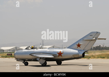 Un MiG-15 taxi sulla pista dopo lo sbarco in corrispondenza di un'esibizione aerea. Foto Stock