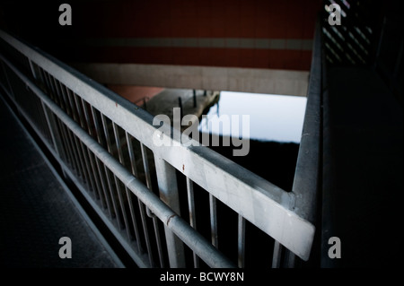 Abstract colpo di alcune ringhiere oltre il canale nella rigenerazione di Northern Quarter di Manchester, vicino a Piccadilly Station Foto Stock