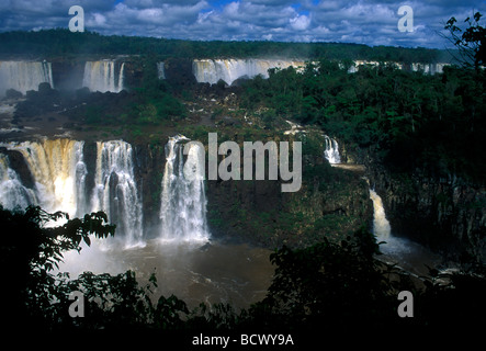 Cascate lungo il confine Brazil-Argentina visto dal lato Brasiliano a Iguassu Falls in Iguassu Falls National Park a Iguassu in Brasile America del Sud Foto Stock