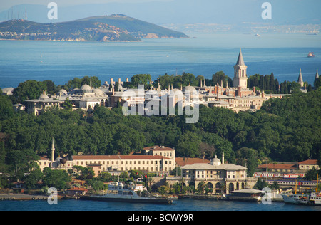 ISTANBUL, Turchia. Una vista attraverso il Golden Horn per il Palazzo di Topkapi, Gulhane Park, il Mare di Marmara & Isole dei Principi. 2009 Foto Stock