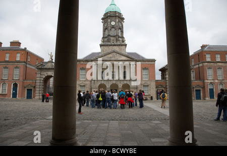 Tour organizzato gruppi di turisti nel grande cortile cortile superiore nella parte anteriore del bedford torre nel castello di Dublino Foto Stock