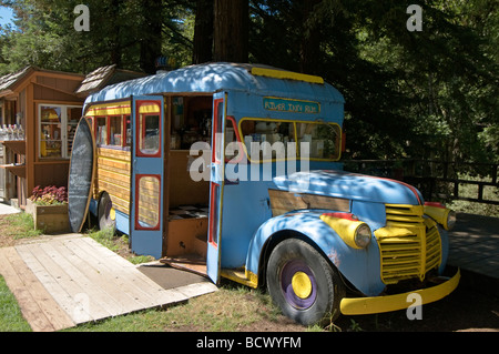 Bus antico convertito in una caffetteria bar presso il fiume Inn Big Sur in California Foto Stock