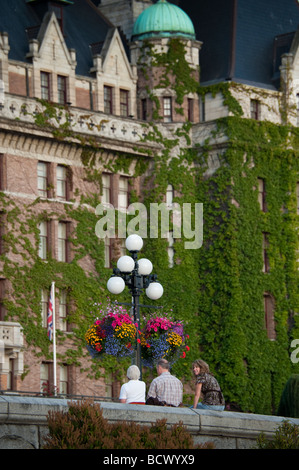 La storica Empress Hotel in Victoria, British Columbia, Canada è una funzione del punto di riferimento del bellissimo porto interno. Foto Stock