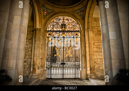 Un chiostro sul lato ovest del quadrangolo in tutte anima's College di Oxford. Il cancello conduce fuori sulla Radcliffe square. Foto Stock