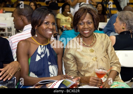 Deborah Roberts e la Sig.ra Lorna Golding frequentare Fashion Show in Giamaica. Foto Stock