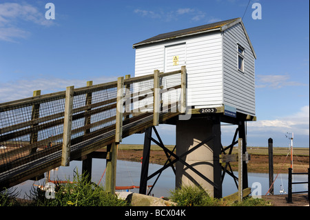 La marea stazione registratore capanna a pozzetti accanto il mare meta di vacanza e città di pescatori sulla costa North Norfolk Foto Stock