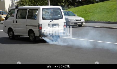 Van con scarico di fumo Foto Stock