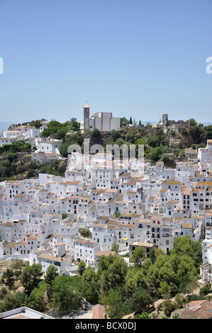 Vista della bella città andalusa di Casares, Costa del Sol, provincia di Malaga, Andalusia, Spagna Foto Stock