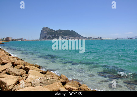 Rocca di Gibilterra da La Línea de la Concepción, la provincia di Cadiz Cadice, Andalusia, Spagna Foto Stock