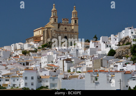 Chiesa sopra il villaggio bianco di Olvera Andalusia Spagna Foto Stock