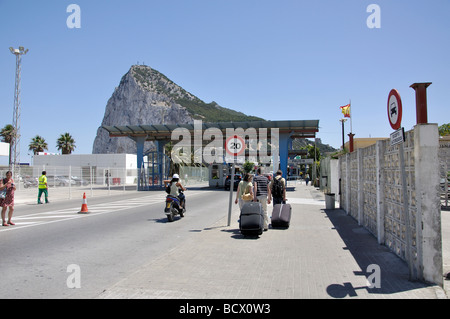 Lo spagnolo attraversamento delle frontiere di Gibilterra, La Línea de la Concepción, la provincia di Cadiz Cadice, Andalusia, Spagna Foto Stock