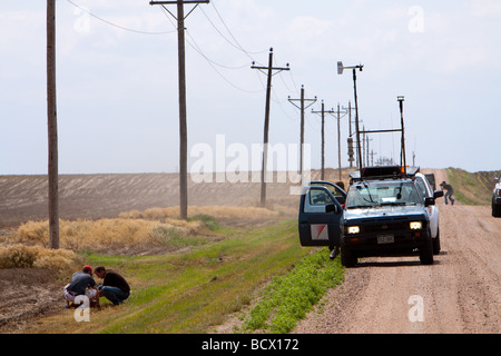 Vortex 2 squadre di sonda di distribuire le sonde vicino a Salina Kansas 3 Giugno 2009 durante il Tornado intercettare pratica Foto Stock