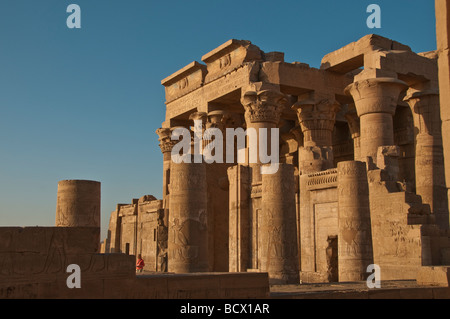 Egitto Kom Ombo tempio due gateway destra a sobek sinistra a horus Foto Stock