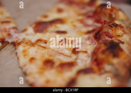 Close up di fette di pizza in una casella Foto Stock