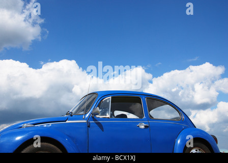 Blu classico VW Beetle contro il cielo blu Foto Stock