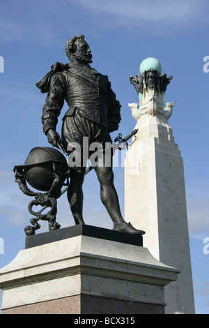 Città di Plymouth in Inghilterra. Il sir Joseph Boehm RA progettato da Sir Francis Drake statua in bronzo, situato su Plymouth Hoe Promenade. Foto Stock