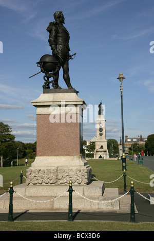 Città di Plymouth in Inghilterra. Il sir Joseph Boehm RA progettato da Sir Francis Drake statua in bronzo si trova a Plymouth Hoe Promenade. Foto Stock