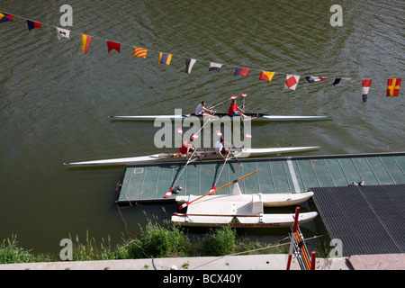 Jetty di Firenze club di canottaggio sul fiume Arno,con i soci del club nel loro duplice skiffs prima della formazione Foto Stock