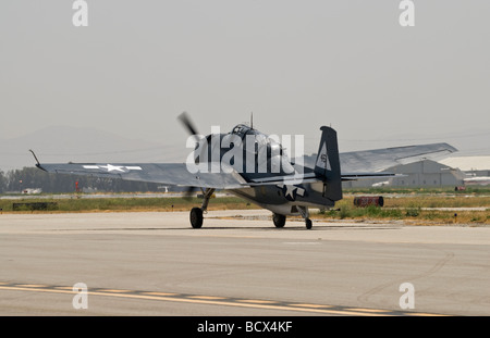 Un Grumman TBM-3E Avenger taxi sulla pista di un airshow. Foto Stock