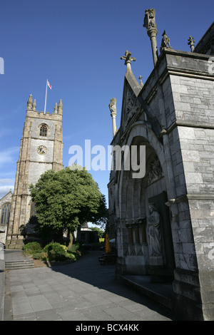 Città di Plymouth in Inghilterra. Xv secolo Sant'Andrea Chiesa torre con l'entrata nord al Guildhall in primo piano. Foto Stock