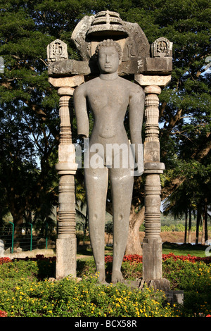 Un Jain (Jaina) statua a Halebid in Karnataka, India. Halebid fu la capitale dell'Impero Hoysala (XII secolo). Foto Stock