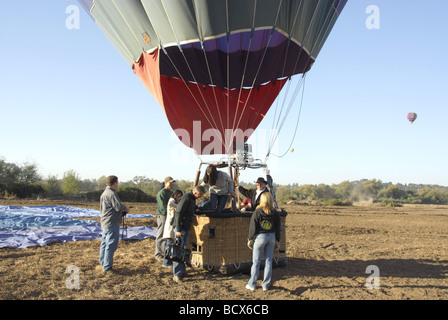 Ottenere pronto per il volo in mongolfiera su Sonoma County, California Foto Stock