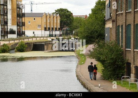 Un giovane a piedi lungo la strada alzaia verso Johnson serratura, Regents Canal Foto Stock